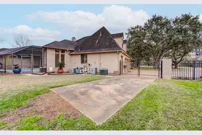 338 Timbercreek Drive, Lake Jackson, TX 77566 - Photo 13