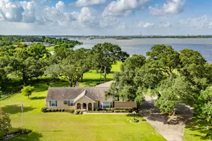 111 S 8th St, Highlands, TX 77562 - Photo 1