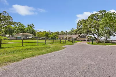 111 S 8th Street, Highlands, TX 77562 - Photo 3