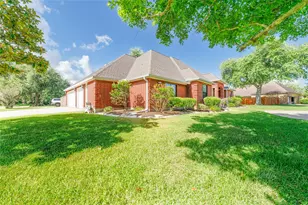203 Canyon Oak Dr, Lake Jackson, TX 77566 - Photo 3