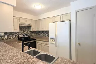 10526 Chapel Hill Dr, Houston, TX 77099 - Photo 5