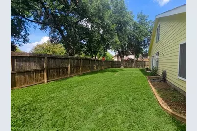 10526 Chapel Hill Drive, Houston, TX 77099 - Photo 23