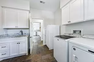 10810 Oak Creek St, Houston, TX 77024 - Photo 11