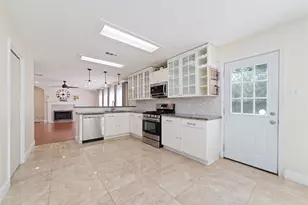 16826 Basewood Ct, Sugar Land, TX 77498 - Photo 9