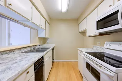 3055 Walnut Bend Lane #21, Houston, TX 77042 - Photo 9