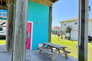 975 Fisherman Dr S, Galveston, TX 77650 - Photo 5