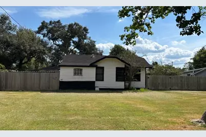 1011 West Phillips Street, Alvin, TX 77511 - Photo 1