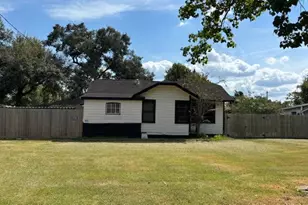 1011 W Phillips St, Alvin, TX 77511 - Photo 1