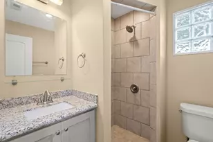 502 Dell Ct, Houston, TX 77009 - Photo 9