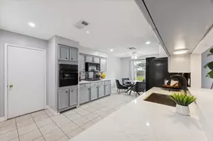403 Colonial Dr, Friendswood, TX 77546 - Photo 9