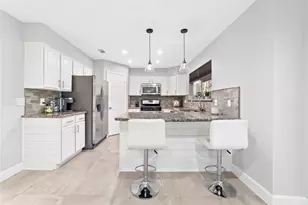 183 N Village Knoll Cir, The Woodlands, TX 77381 - Photo 5