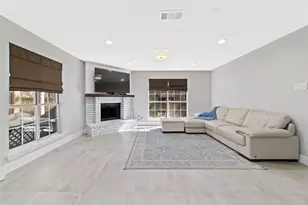 183 N Village Knoll Cir, The Woodlands, TX 77381 - Photo 7