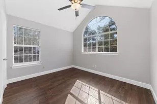 183 N Village Knoll Cir, The Woodlands, TX 77381 - Photo 17