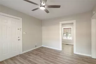 811 Sam Houston Ave, Huntsville, TX 77320 - Photo 3