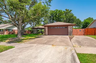 2906 Heatherwood Dr, Baytown, TX 77521 - Photo 3