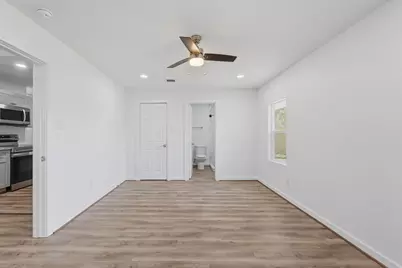 5962 Ridgeway Drive, Houston, TX 77033 - Photo 9