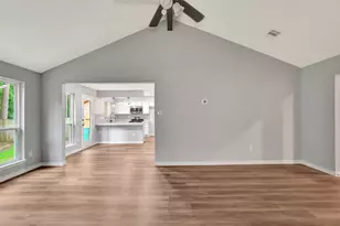 106 N Woodstock Cir Dr, The Woodlands, TX 77381 - Photo 11