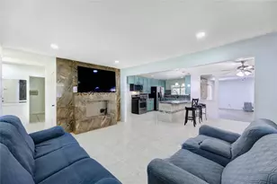 301 Meadow Ln, Hitchcock, TX 77563 - Photo 5