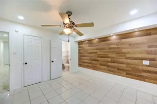 301 Meadow Ln, Hitchcock, TX 77563 - Photo 17