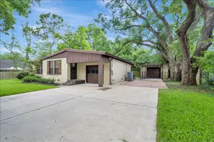 527 S Iowa Ave, League City, TX 77573 - Photo 3