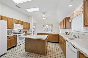 2726 N Larkspur Cir, Pearland, TX 77584 - Photo 7