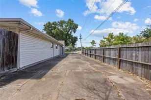 5762 Birdwood Rd, Houston, TX 77096 - Photo 47