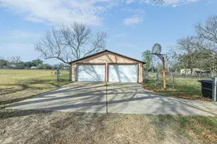 806 Plum St, Caldwell, TX 77836 - Photo 5