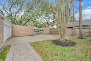 1823 Cherry Bend Dr, Houston, TX 77077 - Photo 5