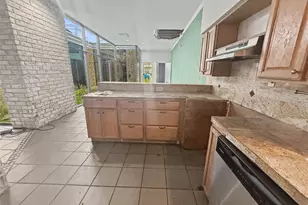 2106 Avenue L, Galveston, TX 77550 - Photo 9