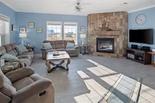 981 Dolly St, Gilchrist, TX 77617 - Photo 7