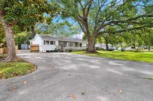 1303 Lake Rd, La Marque, TX 77568 - Photo 1