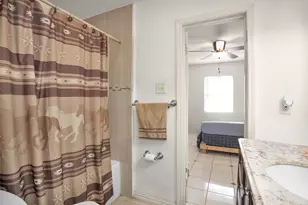 417 E Park St, Alvin, TX 77511 - Photo 9