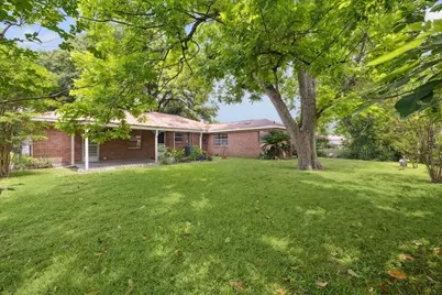225 W Spreading Oak Drive, Houston, TX 77076 - Photo 9