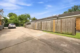 5806 Clarewood Dr, Houston, TX 77081 - Photo 5