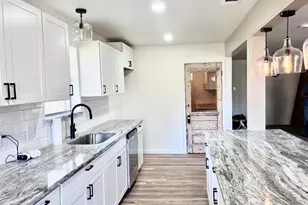 2403 Heather St, Highlands, TX 77562 - Photo 5