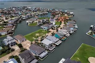 318 Sunset Cir, Tiki Island, TX 77554 - Photo 41