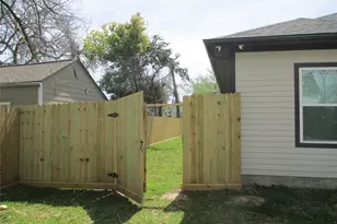 217 Miriam St, Baytown, TX 77520 - Photo 37