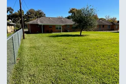 110 S Oleander Street, Lake Jackson, TX 77566 - Photo 3