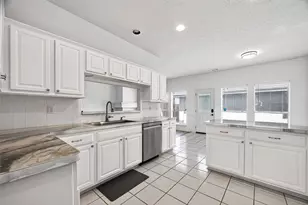 1253 El Camino Village Dr, Webster, TX 77058 - Photo 9