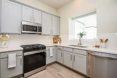 139 Eastwood Street, Houston, TX 77011 - Photo 9