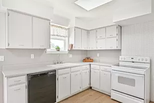 304 Avondale Ln, Friendswood, TX 77546 - Photo 9