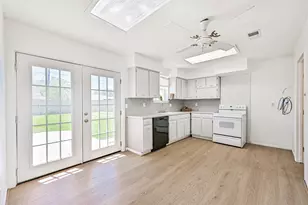 304 Avondale Ln, Friendswood, TX 77546 - Photo 7