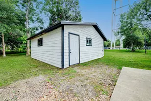 706 Beaumont St, Anahuac, TX 77523 - Photo 39