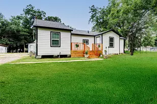 706 Beaumont St, Anahuac, TX 77523 - Photo 3