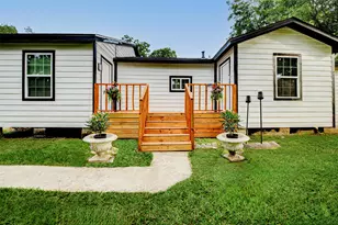 706 Beaumont St, Anahuac, TX 77523 - Photo 3