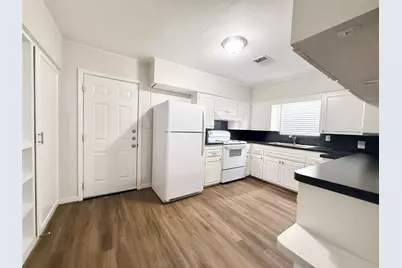 310 S Shanks Street, Clute, TX 77531 - Photo 7