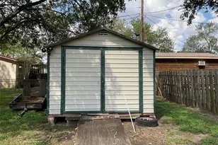 206 Mann St, Yoakum, TX 77995 - Photo 19