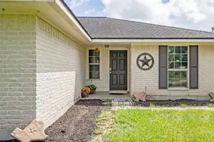 824 Betty St, El Campo, TX 77437 - Photo 3