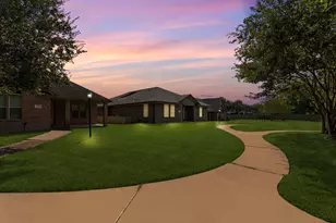 137 Silverbell Cir, Lake Jackson, TX 77566 - Photo 3