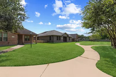 137 Silverbell Circle, Lake Jackson, TX 77566 - Photo 5